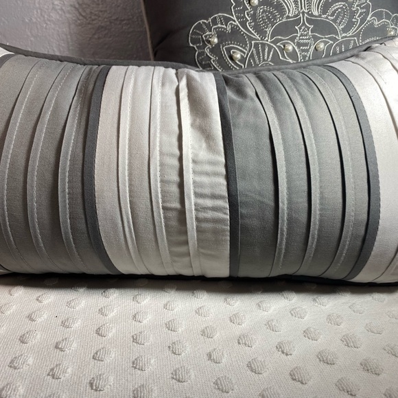 Home Essence Grey Damask 3 piece pillow set - Picture 5 of 14